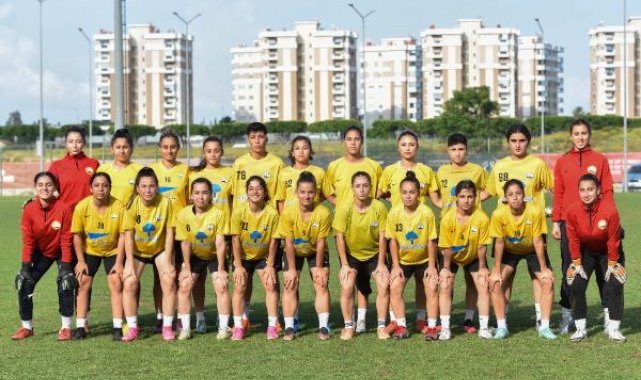 Taraftar, sahada kadın futbolculara saldırdı