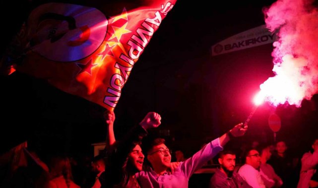 Taraftarlar, Florya Metin Oktay Tesisleri içinde takımı bekliyor