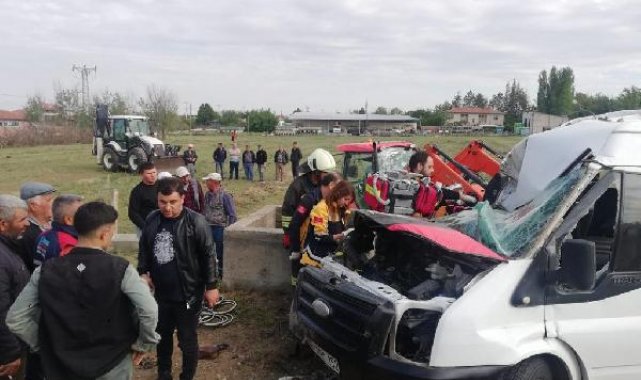 Tarım işçisi ailenin minibüsü devrildi: 1 ölü, 3'ü çocuk 8 yaralı