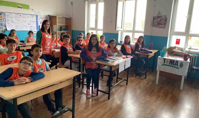 Taşova'da minik doğaseverler parkta fidan dikti