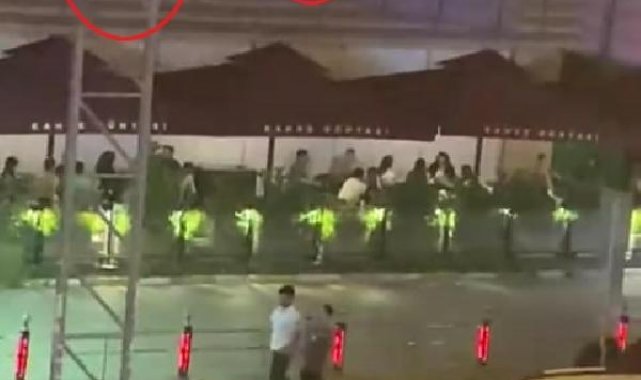 Tehlikeye aldırış etmeyen 2 çocuk, yön bilgi levhasına çıktı