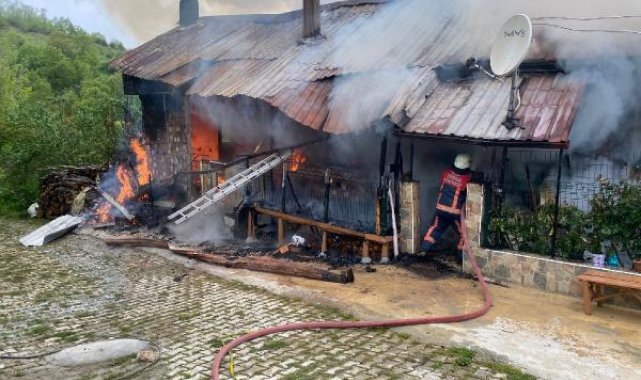 Tek katlı evde çıkan yangın, 2 saatte söndürüldü