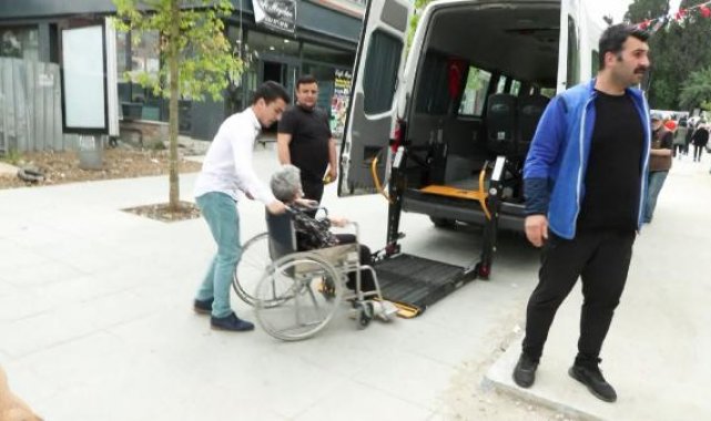 Tekerlekli sandalye ile oy kullanmaya geldi