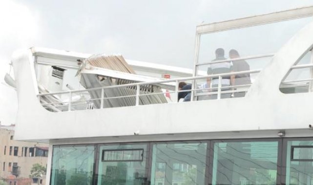 Tekne Galata Köprüsü'ne çarptı