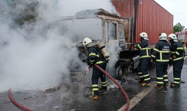 TEM'de beyaz eşya yüklü tır alev alev yandı: "Canımı zor kurtardım"