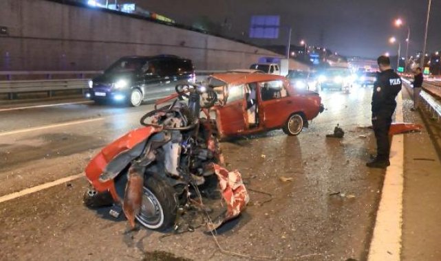 TEM'de makas atıp 3 araca çarpan otomobil ikiye bölündü: 2 yaralı