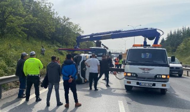 TEM'de minibüs devrildi; uzun araç kuyruğu oluştu