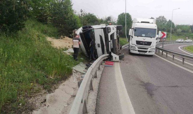 TEM'in bağlantı yolunda tır devrildi: 1 yaralı