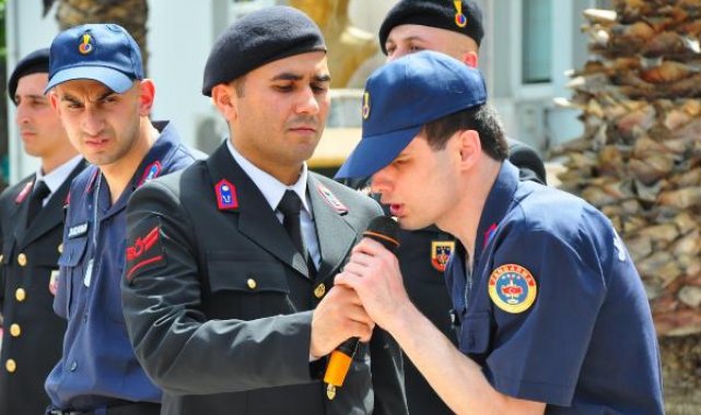 Temsili askerlik töreninde engelli gencin okuduğu türkü duygulandırdı