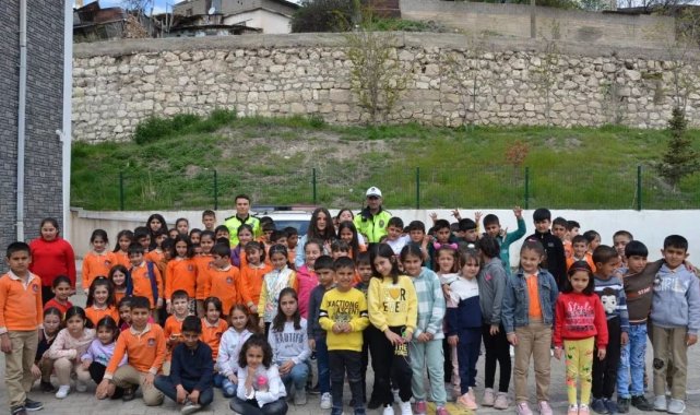Tercan'da öğrencilere trafik güvenliği eğitimi verildi