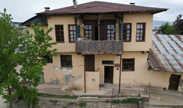 Tescilli asırlık konak da depremde zarar gördü