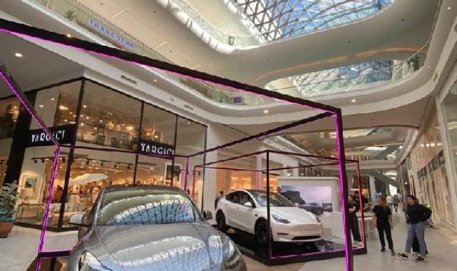 Tesla, Anadolu Yakası'ndaki ilk pop-up mağazasını Akasya'da açtı