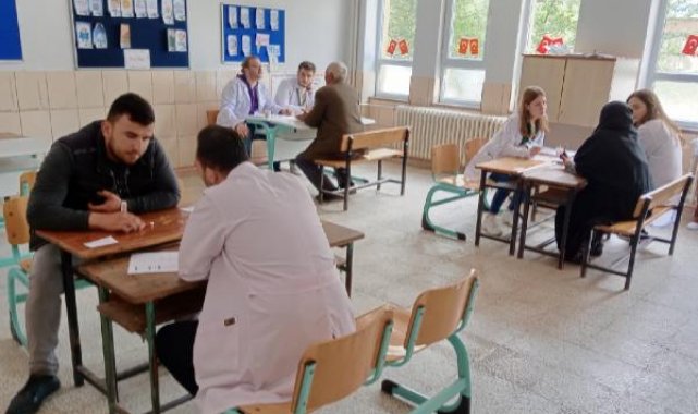 Tıbbiyelilerden alkışlanacak proje; sıraları poliklinik masası, sınıfları koğuşa dönüştürdüler