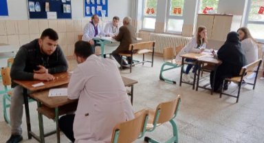 Tıbbiyelilerden alkışlanacak proje; sıraları poliklinik masası, sınıfları koğuşa dönüştürdüler