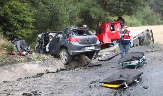 TIR karşı şeride geçip otomobili biçti: Anne-baba ile 2 çocuğu öldü