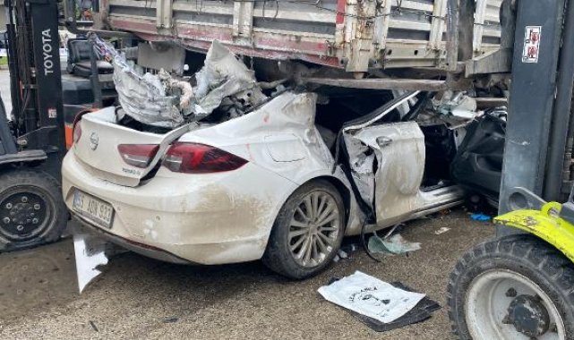 TIR'ın dorsesine çarpan otomobilin sürücüsü öldü, 8 yaşındaki kızı yaralandı