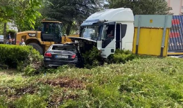 TIR'ın, İl Özel İdare'nin bahçesine girdiği kaza kamerada