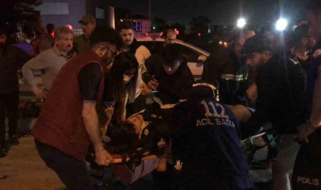 Tıra çarpan otomobilde sıkışan 4 yaralıyı itfaiye kurtardı