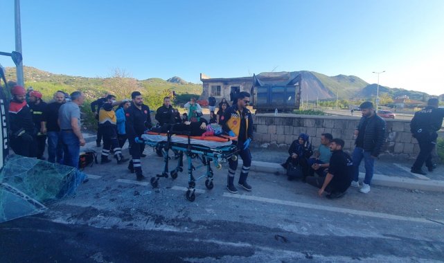 Tırla çarpışan işçi servisi yan yattı, çok sayıda kişi yaralandı