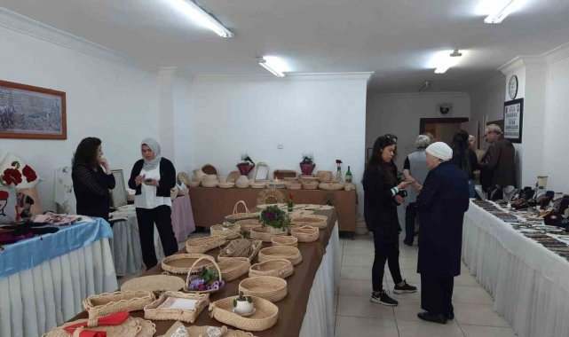 Türk Anneler Derneği'nin El Sanatları Sergisi açıldı