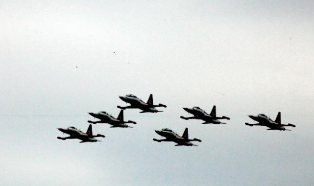 Türk Yıldızları ve SoloTürk'ten Samsun'da nefes kesen gösteri