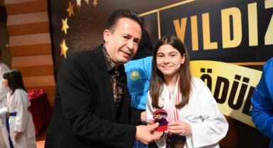 Tuzla'da başarılı 77 öğrenciye altın hediye edildi
