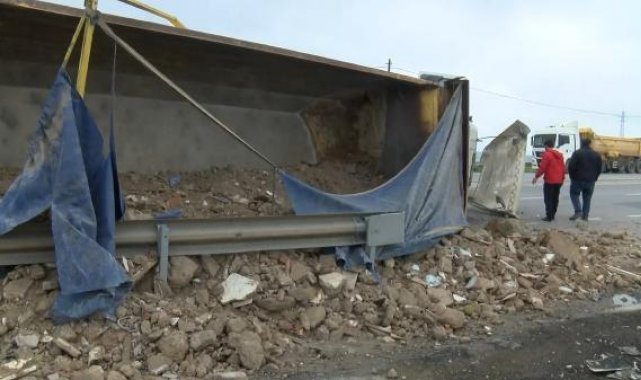 Tuzla'da hafriyat kamyonu devrildi