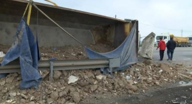 Tuzla'da hafriyat kamyonu devrildi