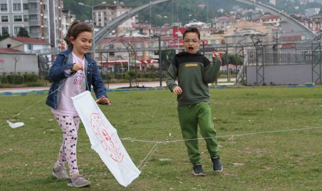 Uçurtma şenliğinde çocuklar doyasıya eğlendi