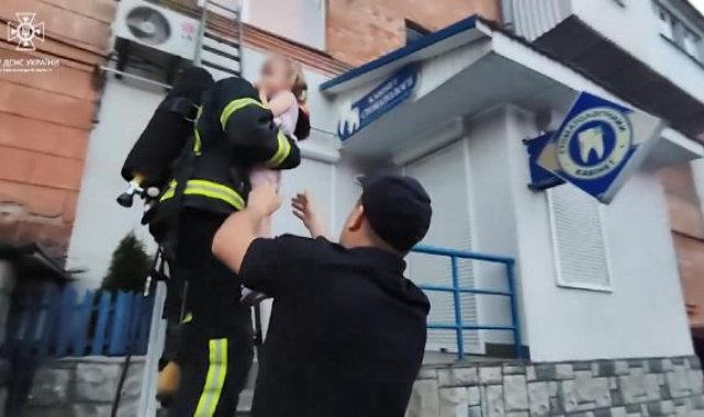 Ukrayna'da anne ve bebeği, yangından böyle kurtarıldı