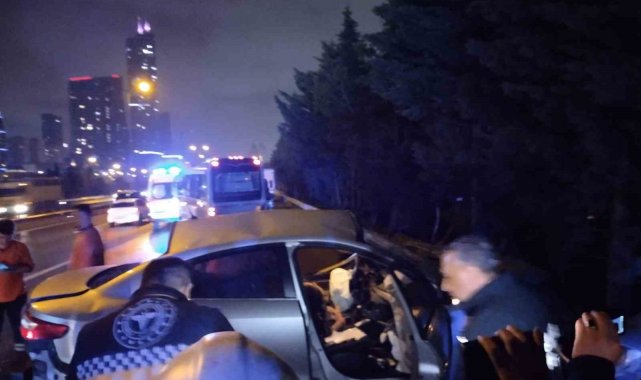 Ümraniye'de aşırı hızlı araç bariyerlere ve yol kenarındaki minibüse çarptı: 1 ölü, 2 yaralı