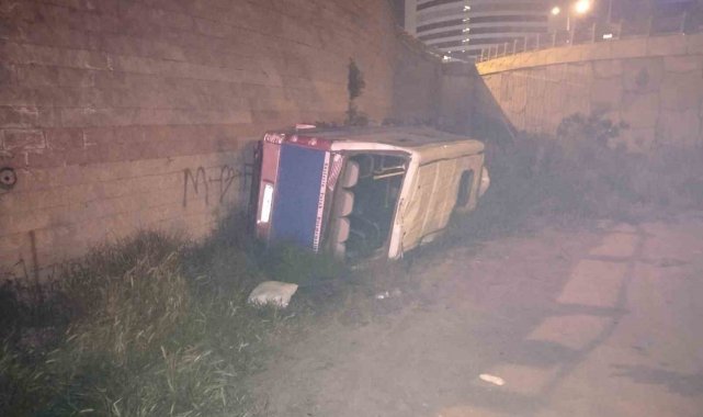 Ümraniye'de minibüs şarampole yuvarlandı: 2 yaralı