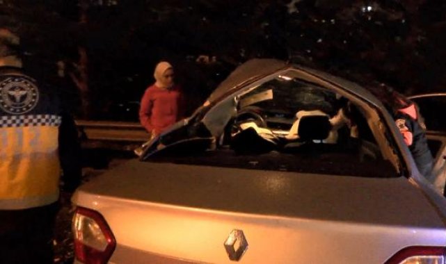 Ümraniye'de otomobil emniyet şeridindeki minibüse çarptı: 1 ölü 2 yaralı