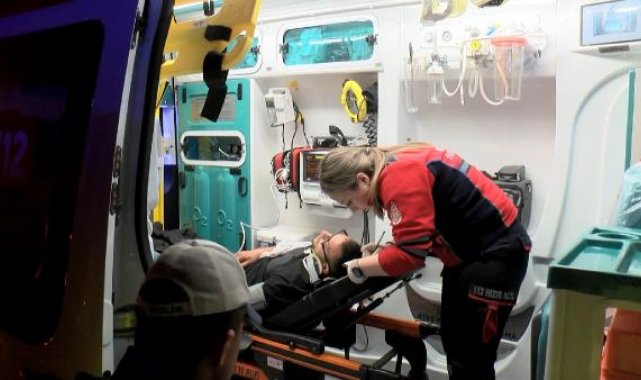 Ümraniye'de yolcu minibüsü üst geçitten aşağı uçtu: 1'i ağır 2 yaralı