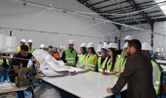 Üniversite öğrencileri çuval fabrikasında incelemelerde bulundular