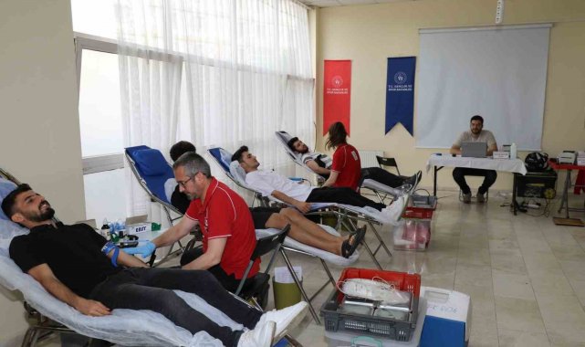 Üniversiteli gençler kan bağışına dikkat çekti