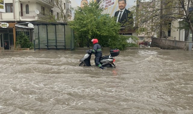 Uşak'ta sağanak yağış hayatı olumsuz etkiledi