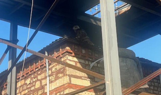 Üsküdar'da restorasyon çalışması yapılan tarihi camiinin çatısında yangın çıktı