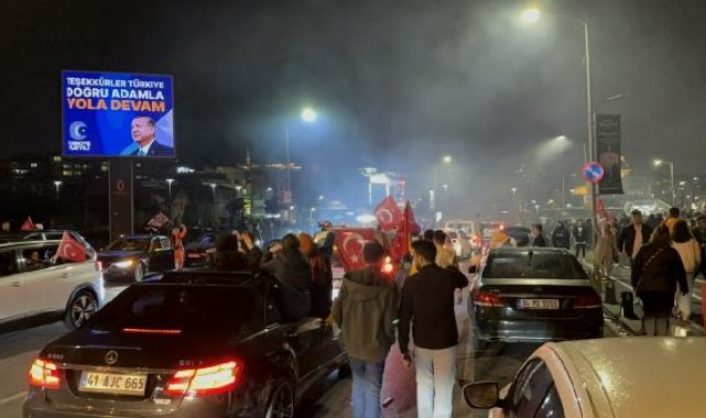 Üsküdar'da seçim kutlamaları