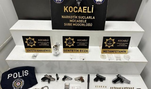 Uyuşturucu ticaretçisinin evinde polis yeleği ve kelepçe bulundu