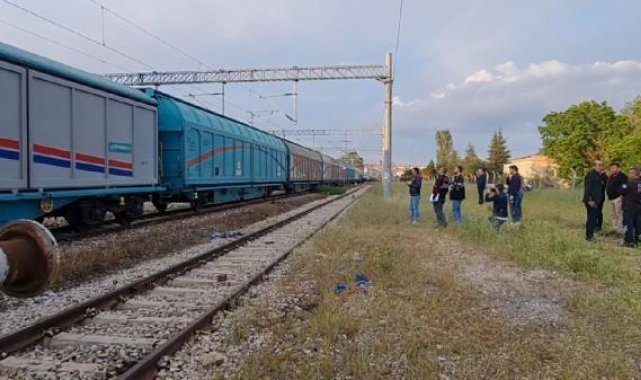 Vagonların üzerine çıkan yabancı uyruklu çocuk akıma kapıldı