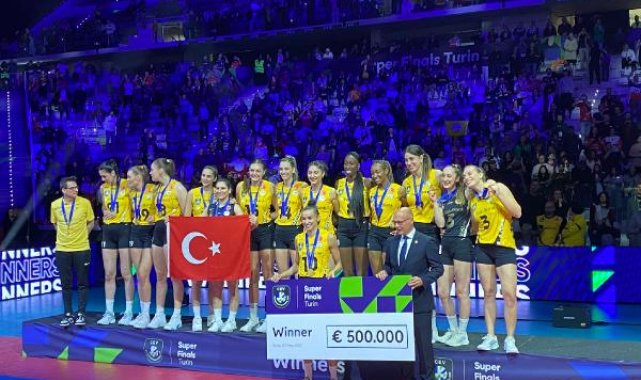 VakıfBank şampiyonluk kupasını kaldırdı