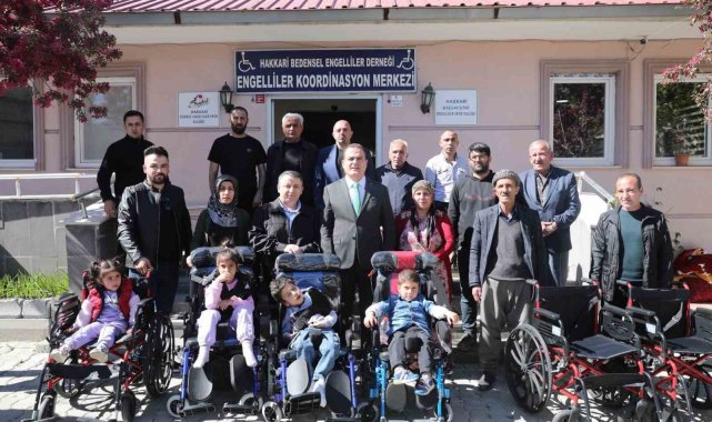 Vali Akbıyık engellilere sandalye dağıttı