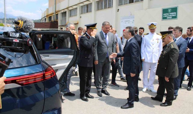 Vali Aksoy, makam aracı TOGG ile ilk resmi törene katıldı