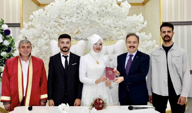 Vali Kızılkaya, depremzede çiftin nikâh şahidi oldu