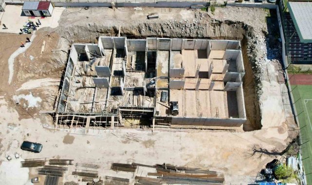 Vali Kızılkaya devam eden okul çalışmalarını inceledi