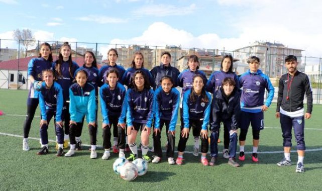 Vanlı kadın futbolcular 45 gol atıp, 1 gol yiyerek şampiyon oldu