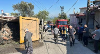 Virajı alamayıp, eve giren hafriyat kamyonunun sürücüsü ağır yaralandı