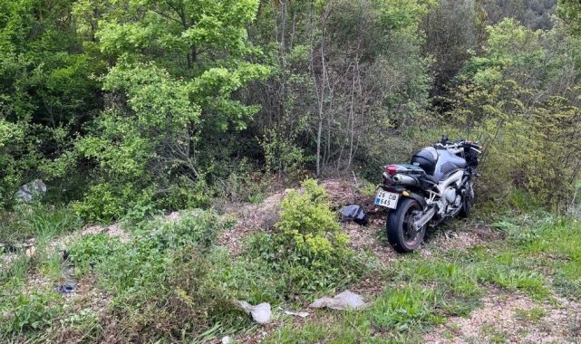 Yağışın etkisiyle kontrolden çıkan motosiklet kayarak savruldu, sürücü yaralandı