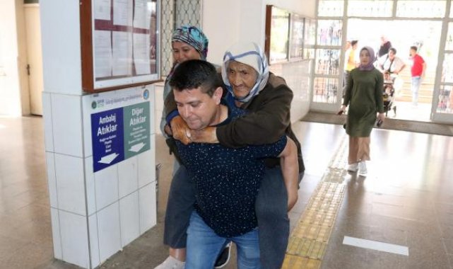 Yardım isteyen 90 yaşındaki kadını oy kullanmaya sırtında götürdü